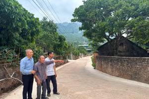 Nhờ bà con trong bản hiến đất, con đường nội bản Thái Hưng đã được mở rộng. Ảnh: CHÂU LINH 