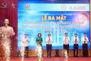 Phó Chủ tịch UBND thành phố Hà Nội Trương Việt Dũng và lãnh đạo sở, ngành, phường Ô Chợ Dừa tại lễ ra mắt Trợ lý ảo AI.