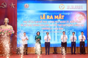 Phó Chủ tịch UBND thành phố Hà Nội Trương Việt Dũng và lãnh đạo sở, ngành, phường Ô Chợ Dừa tại lễ ra mắt Trợ lý ảo AI.