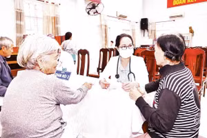 Các trạm y tế xã, phường bảo đảm bao phủ hoạt động chăm sóc sức khỏe ban đầu đến các địa bàn dân cư. 