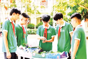 Nhóm học sinh cùng mô hình “Địa tầng Trái đất và giới thiệu Công viên địa chất toàn cầu UNESCO Non nước Cao Bằng”. Ảnh: Báo Cao Bằng 