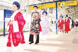 Trình diễn áo dài tại Lễ hội Áo dài thành phố năm 2025. 