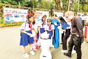 Học sinh khám phá robot AI tại triển lãm “50 năm đổi mới giáo dục: Dấu ấn thời đại - Khát vọng tương lai”, tháng 11/2025. Ảnh: Linh Anh