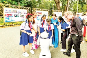 Học sinh khám phá robot AI tại triển lãm “50 năm đổi mới giáo dục: Dấu ấn thời đại - Khát vọng tương lai”, tháng 11/2025. Ảnh: Linh Anh