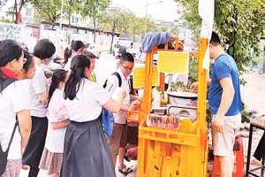 Để giải quyết tốt bài toán mưu sinh và trật tự đô thị, cần những giải pháp căn cơ của thành phố. Ảnh: Văn Học