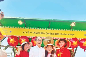 Nghệ nhân Phạm Thị Vấn (ngoài cùng bên trái) và con gái Lê Thị Thu Hà (thứ ba từ trái sang) trong một lần giới thiệu sản phẩm tại cảng Takamatsu, với Thống đốc tỉnh Kagawa, Nhật Bản (thứ hai từ trái sang).