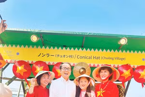 Nghệ nhân Phạm Thị Vấn (ngoài cùng bên trái) và con gái Lê Thị Thu Hà (thứ ba từ trái sang) trong một lần giới thiệu sản phẩm tại cảng Takamatsu, với Thống đốc tỉnh Kagawa, Nhật Bản (thứ hai từ trái sang).