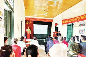 Tuyên truyền, tập huấn cho các hộ nông dân tham gia mô hình.