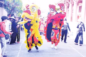 Múa lân, diễu hành tạo không khí sôi động trong phần hội. Ảnh: Hà Lan