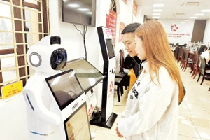 Trung tâm phục vụ hành chính công phường Phố Hiến vận hành Robot AI hỗ trợ thông tin cho người dân tới làm thủ tục hành chính.