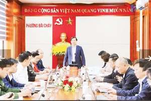 Đồng chí Vũ Quyết Tiến, Phó Bí thư Tỉnh ủy, Chủ tịch Ủy ban Mặt trận Tổ quốc tỉnh, Phó Chủ tịch Ủy ban Bầu cử tỉnh Quảng Ninh, đánh giá cao kết quả triển khai công tác chuẩn bị bầu cử tại phường Bãi Cháy.