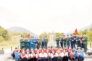 Hoạt động ý nghĩa của cán bộ, chiến sĩ và nhân dân Mường Lát hưởng ứng Tháng Thanh niên. 