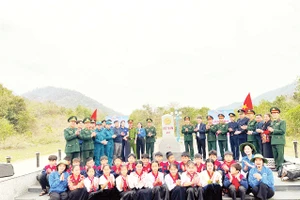 Hoạt động ý nghĩa của cán bộ, chiến sĩ và nhân dân Mường Lát hưởng ứng Tháng Thanh niên. 