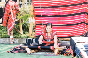 Nghệ nhân Y Ấp miệt mài với hành trình giữ nghề dệt truyền thống Giẻ Triêng. Ảnh: Khiếu Minh 