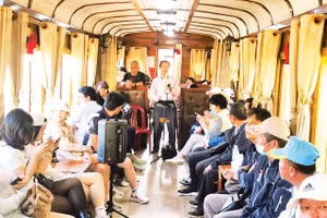 Biểu diễn văn nghệ phục vụ hành khách trên chuyến tàu Đà Lạt- Trại Mát.