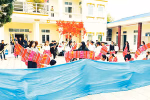 Các bạn trẻ xã Bản Bo tập văn nghệ để biểu diễn tại Lễ hội. (Nguồn: Trang thông tin điện tử Xã Bản Bo)