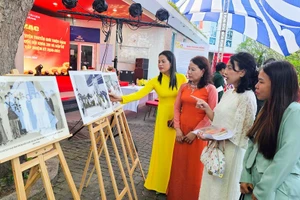 Các đại biểu tham quan không gian trưng bày tại lễ khai mạc