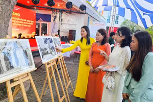 Các đại biểu tham quan không gian trưng bày tại lễ khai mạc