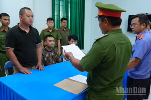 Cơ quan Cảnh sát điều tra (Công an tỉnh Đồng Tháp) tống đạt quyết định khởi tố và ra lệnh tạm giam 3 tháng đối với các bị can.