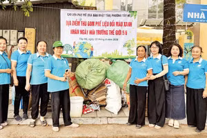 Các hội viên Chi hội Phụ nữ tổ 4, Nhật Tân, phường Tây Hồ mang phế liệu tập kết tại Nhà Văn hóa phường. 