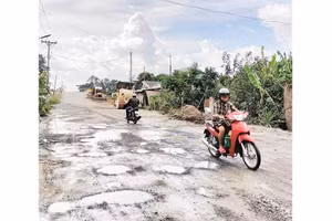 Tuyến đường Ninh Quới-Hồng Dân thi công dang dở, xuống cấp trầm trọng.