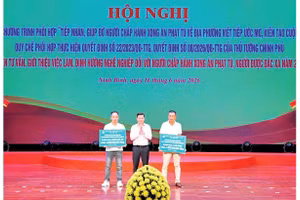 Giám đốc Chi nhánh Ngân hàng Chính sách xã hội tỉnh Ninh Bình trao hợp đồng vay vốn cho đại diện 2 cơ sở, hộ kinh doanh. 