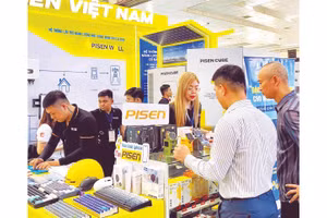 Nhiều sản phẩm, giải pháp chuyển dịch năng lượng được doanh nghiệp giới thiệu tại Hội chợ triển lãm quốc tế Công nghệ năng lượng-môi trường Hà Nội năm 2026. 
