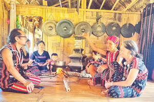 Ông Sen (quấn khăn trên đầu) tự hào nói về Puk-bóh.