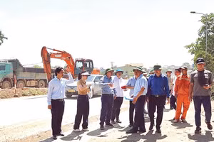Thường trực Đảng ủy xã Phú Nghĩa kiểm tra thực địa công tác giải phóng mặt bằng Dự án cải tạo, nâng cấp Quốc lộ 6 đoạn Ba La - Xuân Mai qua địa bàn xã. 