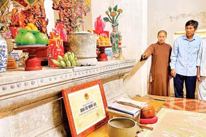 Bàn thờ Phật bằng đá tại chùa Thượng Nương. 