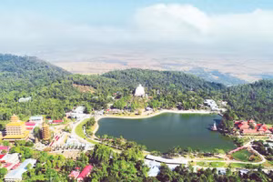 Cảnh đẹp trên núi Cấm.