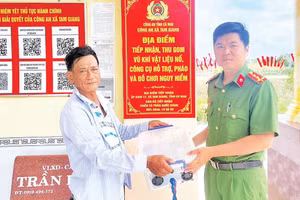 Công an xã Tam Giang tiếp nhận bộ kích điện do người dân giao nộp. 