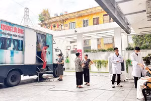 Các phương tiện chuyên dụng như máy chụp X-quang, siêu âm... được triển khai tại các điểm khám trong khu dân cư.