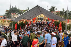 Đông đảo cán bộ, đảng viên, nhân dân địa phương và các cháu học sinh dự lễ truy điệu và an táng hài cốt liệt sĩ Trần Minh Tuyến tại quê nhà.