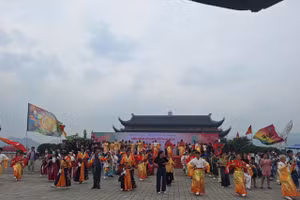 Màn biểu diễn rực rỡ của các đội tham gia liên hoan.