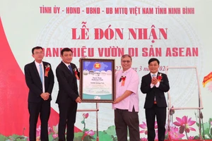 Ông Jerome Montemayor, Giám đốc Trung tâm Đa dạng sinh học ASEAN trao chứng nhận Vườn Di sản ASEAN cho Vườn Quốc gia Xuân Thủy.