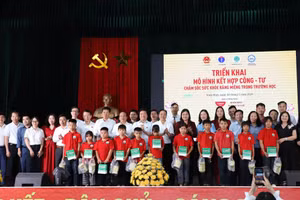 Các đồng chí lãnh đạo tỉnh Ninh Bình chụp ảnh cùng các đơn vị đồng hành, các em học sinh Trường tiểu học Đồng Du triển khai mô hình kết hợp công-tư chăm sóc sức khỏe răng miệng học đường.