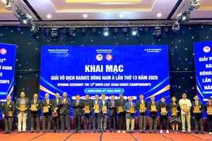 Ban tổ chức trao quà lưu niệm cho đại diện Ban Trọng tài quốc tế và các quốc gia.