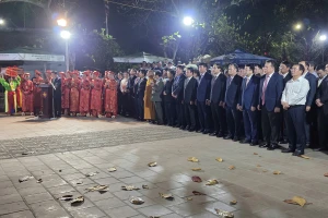 Các đại biểu thành kính dâng hương tại Lễ khai ấn Đền Trần Xuân Bính Ngọ.