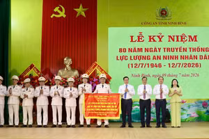 Các đồng chí Thường trực Tỉnh ủy Ninh Bình trao tặng lực lượng An ninh nhân dân Công an tỉnh Bức trướng mang dòng chữ “Lực lượng An ninh nhân dân Công an tỉnh mưu trí, dũng cảm, trung thành, tận tụy vì an ninh Tổ quốc, vì hạnh phúc nhân dân”.