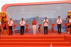 Các đại biểu cắt băng khai trương Sun Sports CITY Ninh Bình.