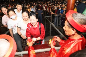 Du khách và nhân dân vui mừng được nhận lương tại các điểm phát lương tại đền Trần Thương.