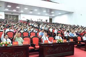 Các đại biểu biểu quyết thông qua Nghị quyết trình tại kỳ họp.