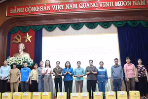 Đồng chí Bùi Thị Minh Hoài, Ủy viên Bộ Chính trị, Bí thư Trung ương Đảng, Chủ tịch Ủy ban Trung ương Mặt trận Tổ quốc Việt Nam tặng quà công nhân, người lao động khó khăn trên địa bàn tỉnh Ninh Bình.