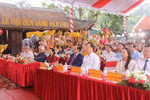 Các đại biểu dự lễ khai hội Đền Lăng.