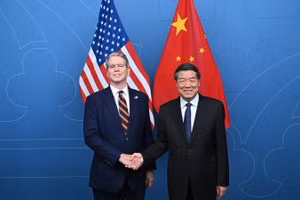 Phó Thủ tướng Trung Quốc Hà Lập Phong (phải) và Bộ trưởng Tài chính Mỹ Scott Bessent.