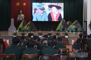 Đại biểu tham dự hội nghị theo dõi phóng sự tổng kết, tôn vinh, khen thưởng các mô hình, chương trình,... giai đoạn 2015-2025. 