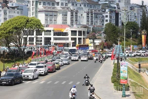 Khách du lịch đến Lâm Đồng trong chín ngày Tết Nguyên đán Bính Ngọ năm 2026 đạt khoảng 925.000 lượt, tăng 32% so với cùng kỳ, doanh thu ước khoảng 1,850 tỷ đồng.