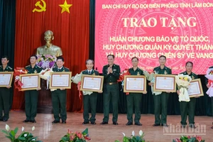 Trao tặng Huân chương Bảo vệ Tổ quốc hạng Nhất, hạng Nhì và hạng Ba của Chủ tịch nước cho các cán bộ, chiến sĩ có thành tích xuất sắc trong quá trình công tác.