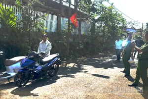 Công an xã Đức Lập, tỉnh Lâm Đồng dẫn giải đối tượng Trần Hữu Minh đến hiện trường dựng lại hiện trường vụ cướp giật tài sản.